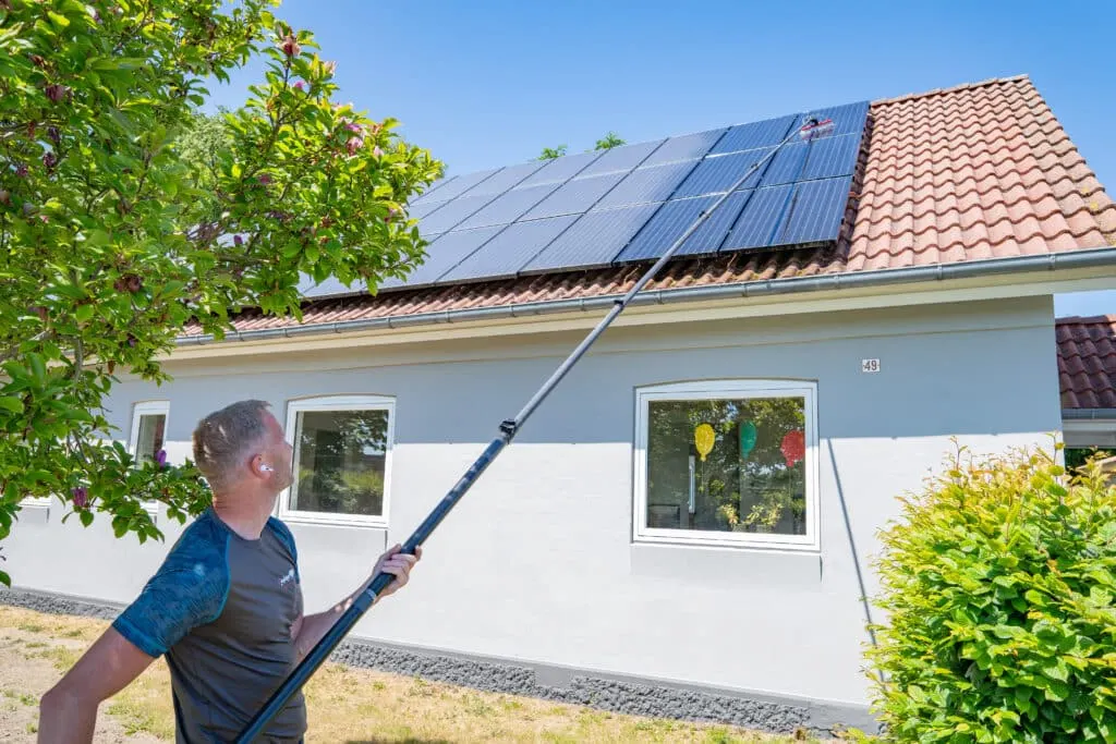 J.F. Polerings servicebil med rentvandsanlæg til vask af solceller